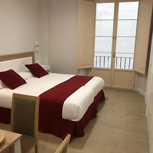 pinar-malaga-rooms.hotelsinnerja.org/