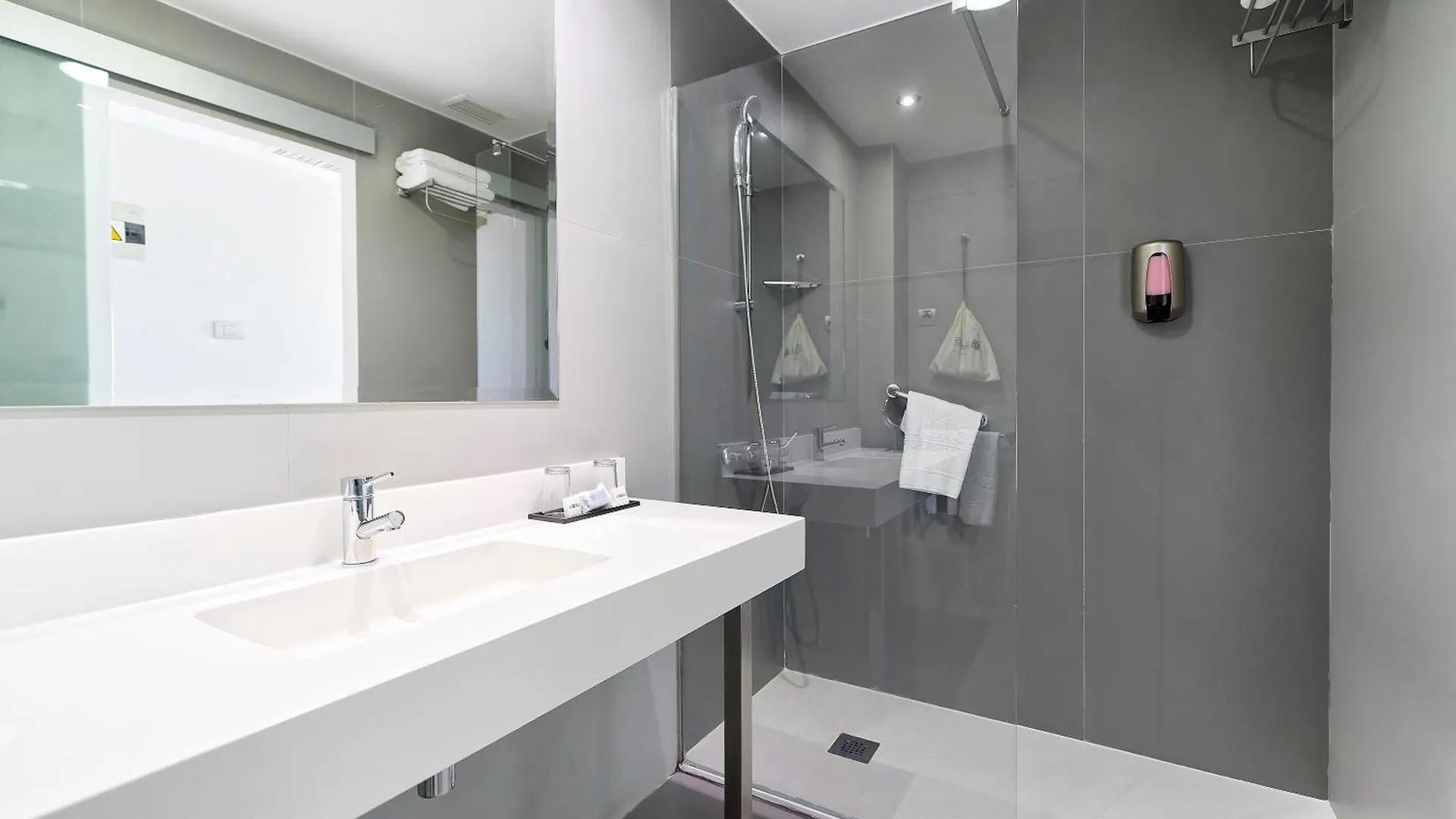 פלאייה דל אינגלז Hotel Caserio